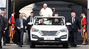 Hyundai Santa-Fe mui trần chuyên chở giáo hoàng Francis